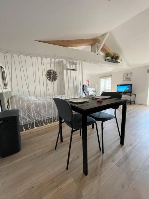 Studio Neuf Lumineux Climatise Blaye Kültér fotó